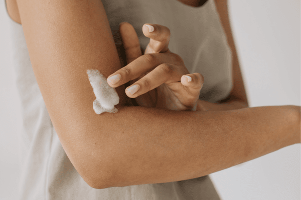 O Poder Terapêutico das Plantas Tradicionais na Cosmética Moderna para Peles Maduras Sensíveis e Reativas